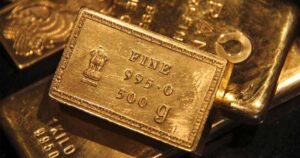 gold prices rise with fed meet government shutdown in focus